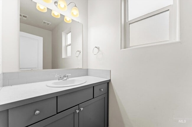 Building Photo - 513 Stanley Lake St