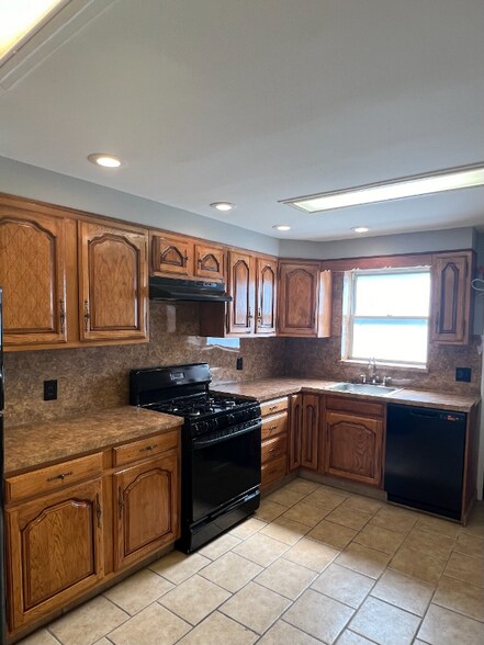 Building Photo - 2500 S Alder St