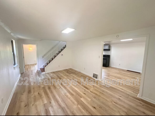 Building Photo - 10318 Lindberg Ave