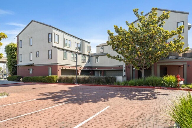 Building Photo - 307 Bautista Pl