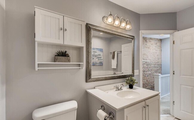 Building Photo - Charming 3 Bedroom/2.5 Bathroom Townhome with Finished Basement in Canton, MD!