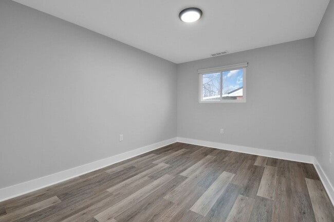 Building Photo - Freshly Renovated Duplex. Upstairs and Downstairs Units Available Now. Schedule a Schedule Today!