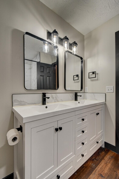 Hall Bathroom3 - 11680 Meredith Ave