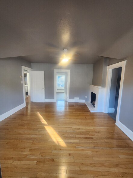 Building Photo - 893 Lincoln Ave