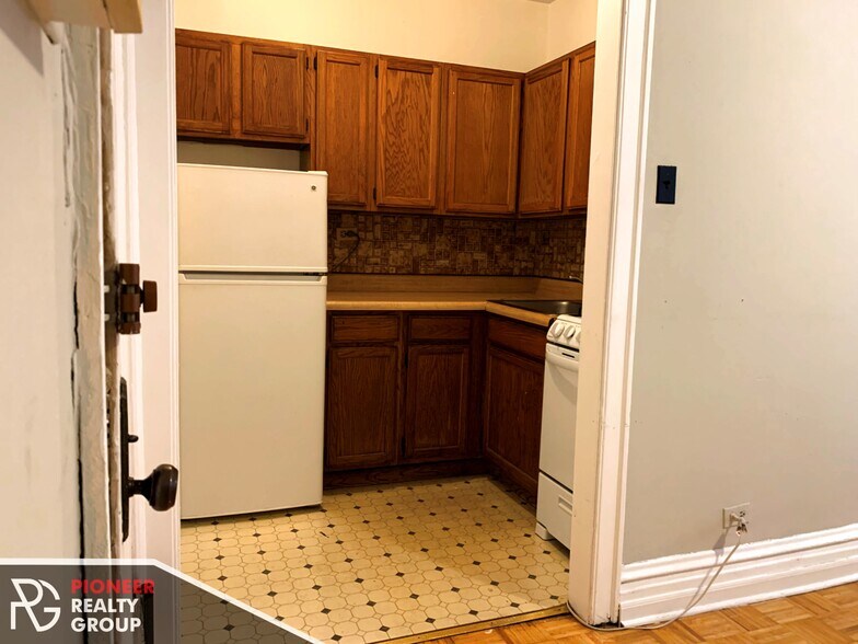 Building Photo - 705 W Belmont Ave