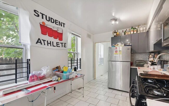 Building Photo - Stunning 6-Bedroom Townhome Near Temple University! Available August 2026!