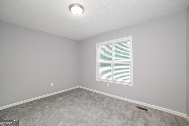 Building Photo - 6513 Mitchell Ln SW