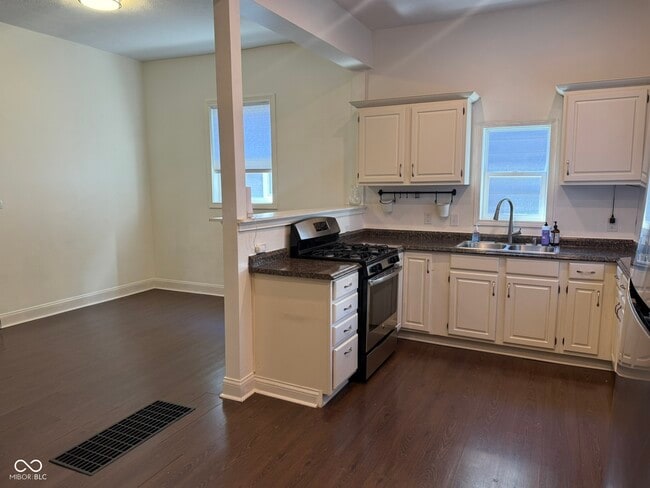 Building Photo - 1156 Hoyt Ave