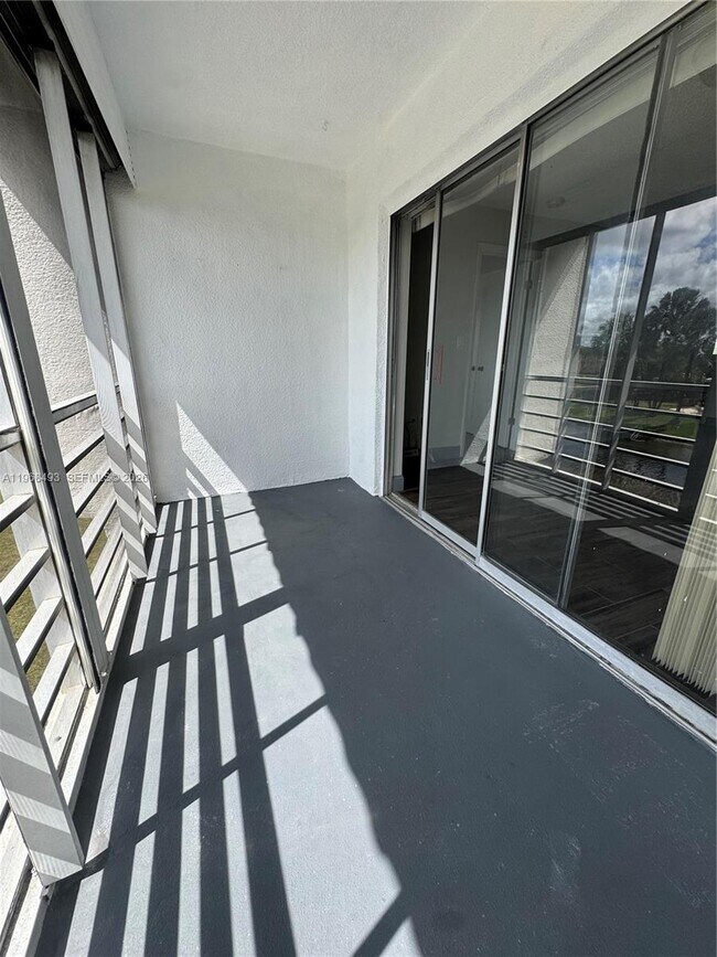 Building Photo - 8515 Sunrise Lakes Blvd