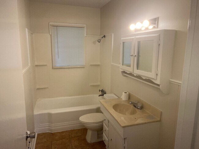 Building Photo - 3 Bed 1 Bath Home