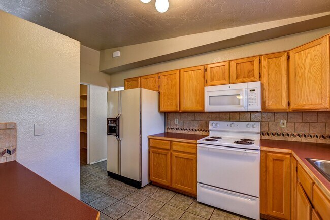 Building Photo - Pet Friendly 4 bedroom, 3 bath home for rent!