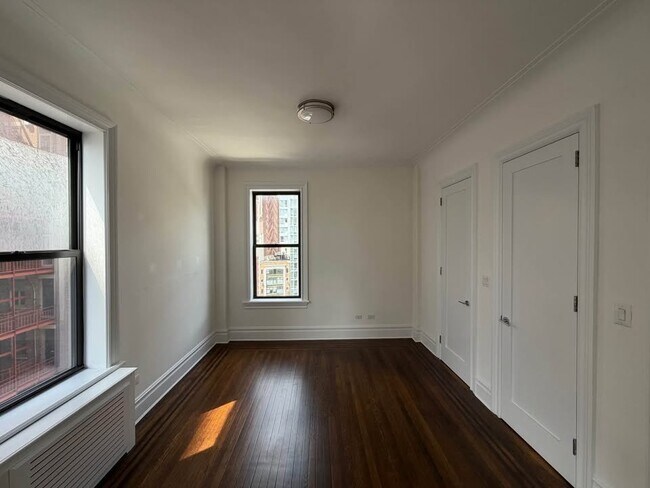 Building Photo - 166 W 72nd St