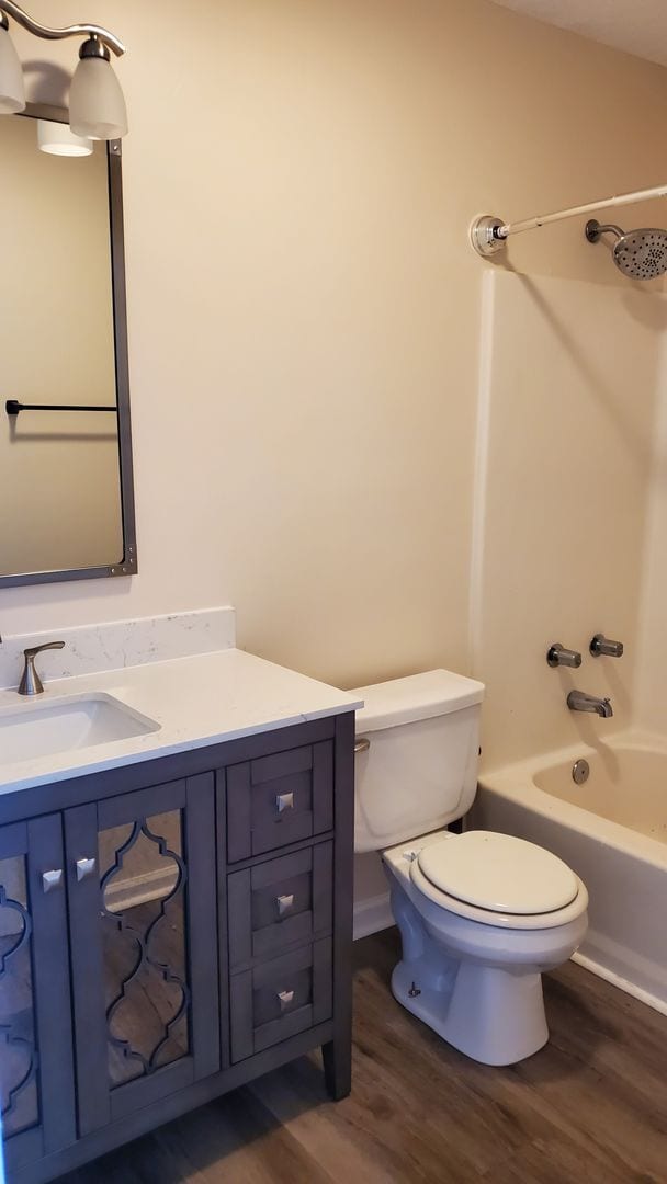 Building Photo - Newly Renovated 3 bedroom, 2 bath unit wit...