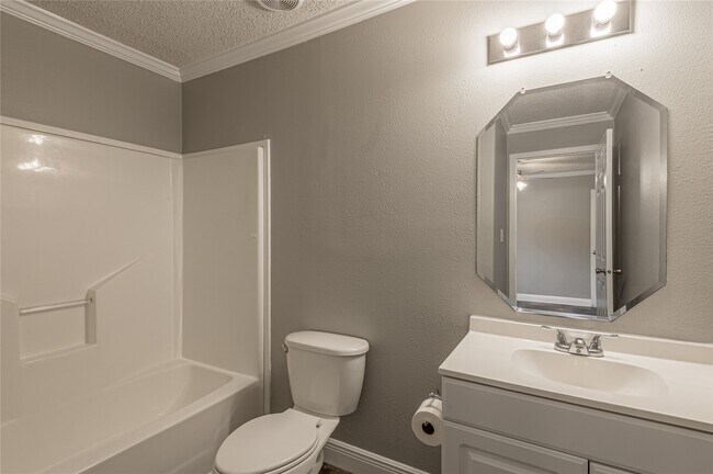 Building Photo - 164 Varsity Dr