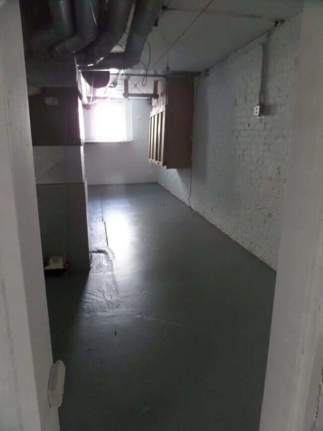 Building Photo - 929 E Clarke St