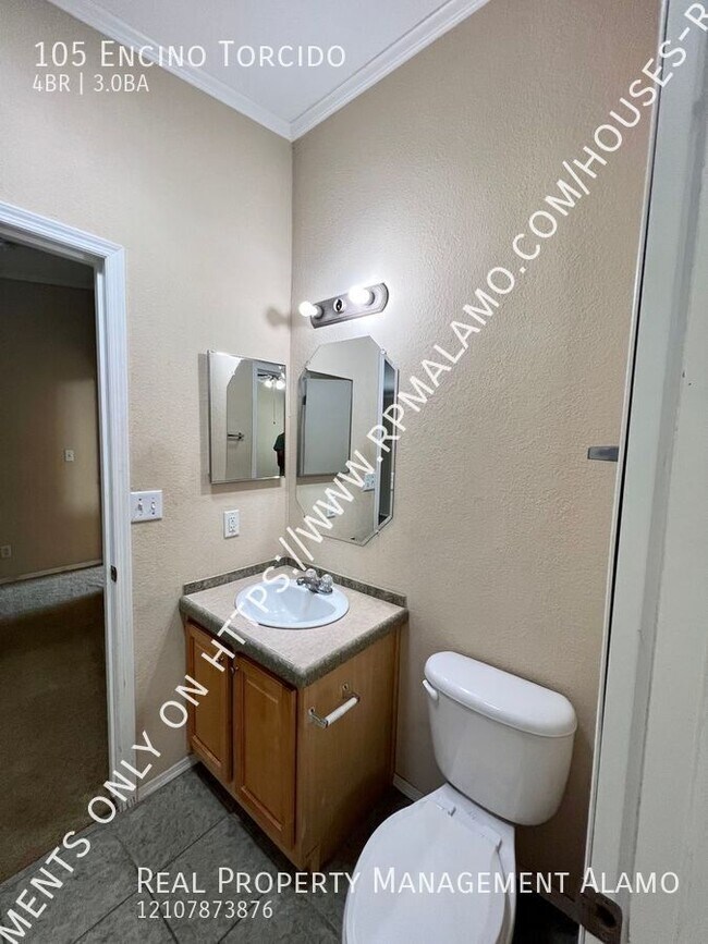 Building Photo - 105 Encino Torcido