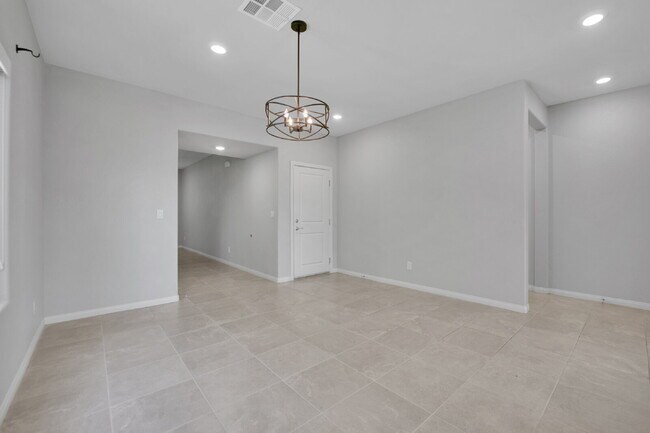 Building Photo - Gorgeous 5 Bedroom home!