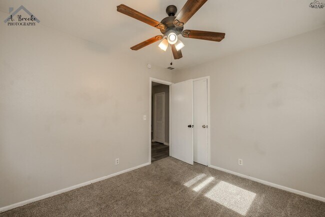 Building Photo - 1400 Phoenix Dr