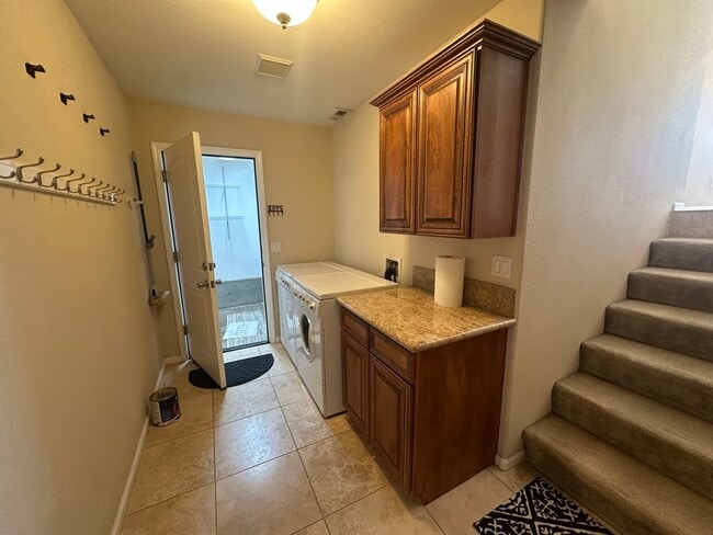 Building Photo - Move in special: $500 off first months rent! Home located in a gated Lakefront community with 3 s...