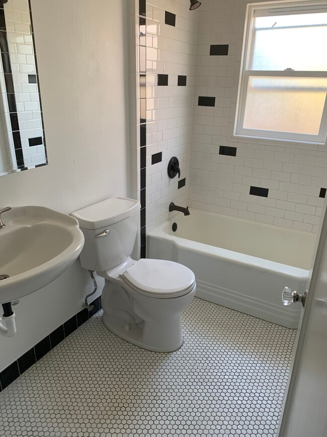 Building Photo - 6525-6525 N Haight Ave