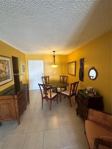 Building Photo - 720 Collins Ave