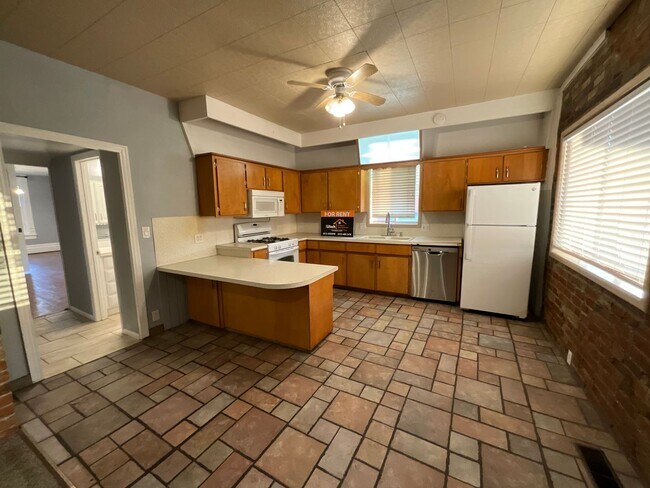 Building Photo - 2135