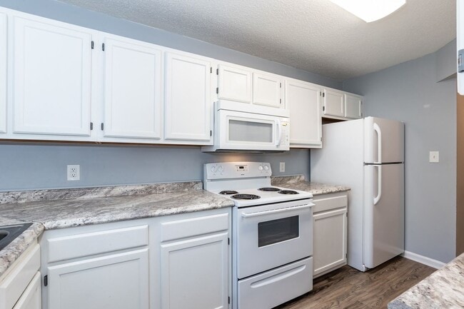 Building Photo - One Bedroom Condo With GREAT Location!