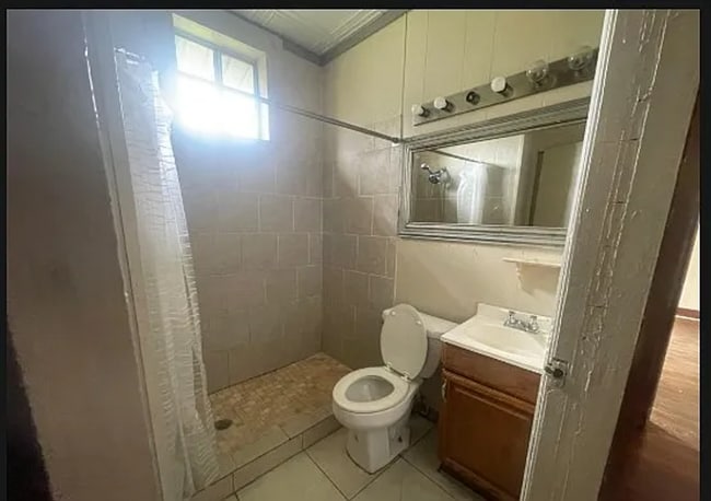 Building Photo - 5115 N Main St