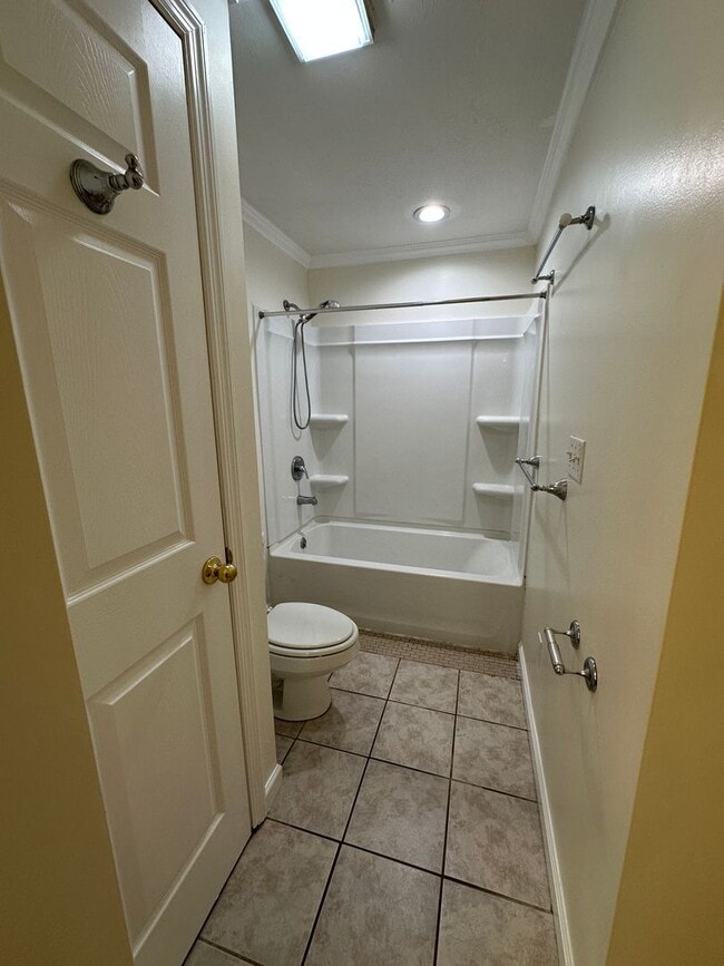 Building Photo - Freshly Updated 4 Bedroom Lower-Level Unit in Oak Ridge – Spacious & Move-In Ready