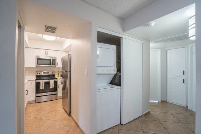 Building Photo - 8570 E McDowell Rd