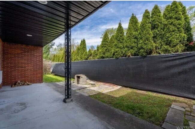 Building Photo - 858 Wehrle Dr