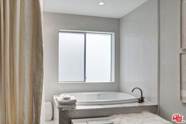 Building Photo - 2425 Clement Ave