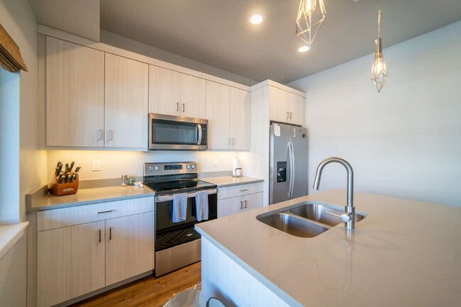 Building Photo - Gorgeous Modern Townhome in Draper