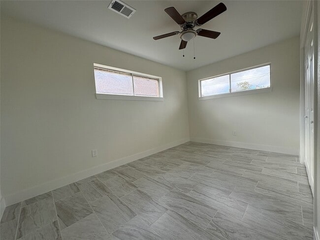 Building Photo - 704 S 10th St