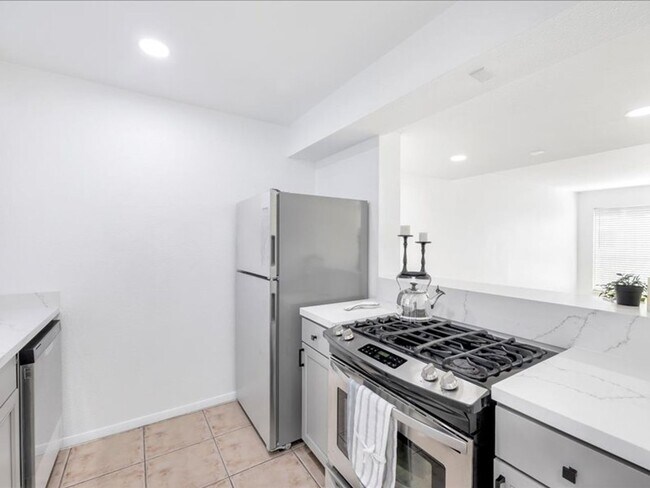 Building Photo - Beautifully upgraded 2 bedroom 2 story tow...