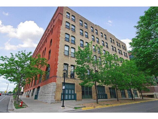 Building Photo - 400 N 1st St