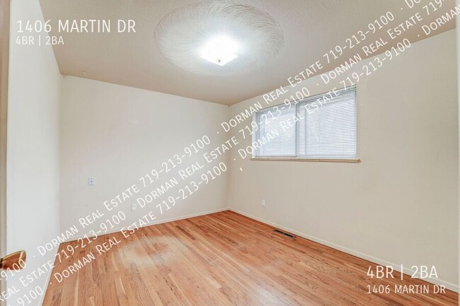 Building Photo - 1406 Martin Dr