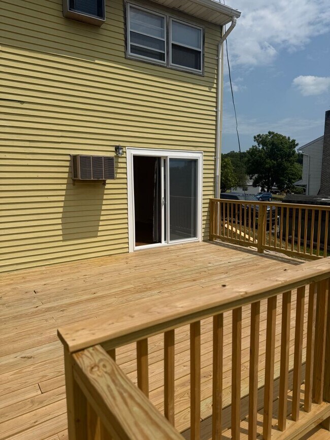 Building Photo - Spacious 4 Bedroom 2 1/2 bathroom Townhome With an ensuite located downstairs.