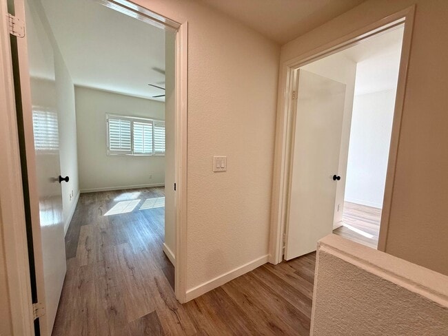 Building Photo - Beautifully Updated 3-Bedroom Tri-Level Co...