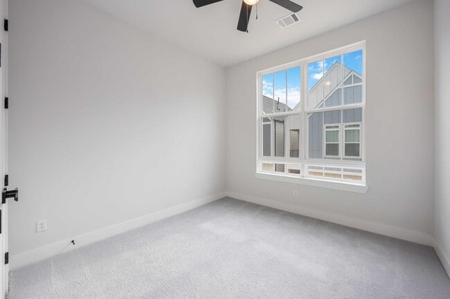 Building Photo - 6116 De Campo St