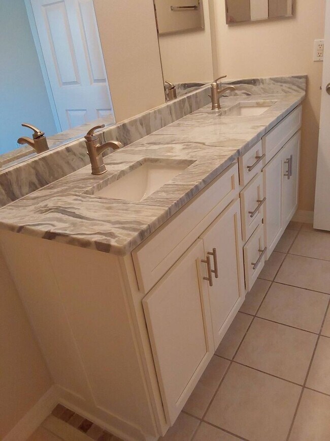 Building Photo - Beautiful 4-Bedroom, 2-Bath Home with 2-Ca...