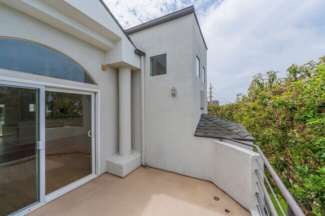 Building Photo - Beautiful Hermosa Beach Townhome Rental!