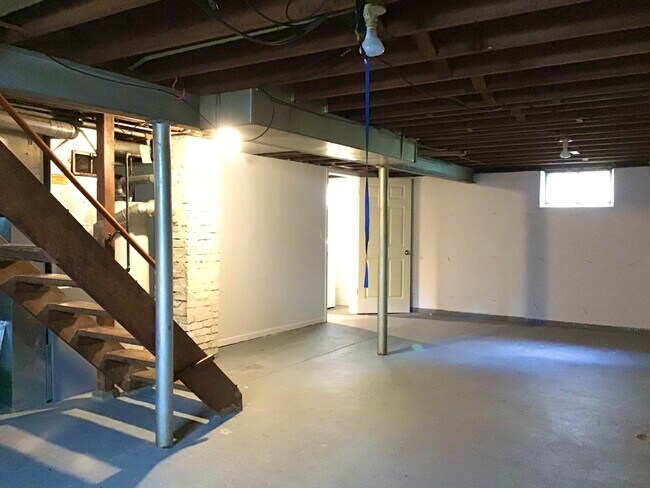 Building Photo - 610 Archer Ave