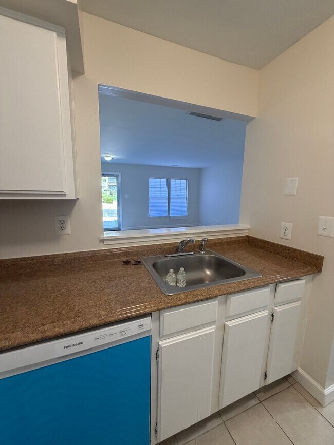 Building Photo - 3 LEVEL TOWNHOUSE WITH 3BEDROOMS AND 2 FULL BATHS