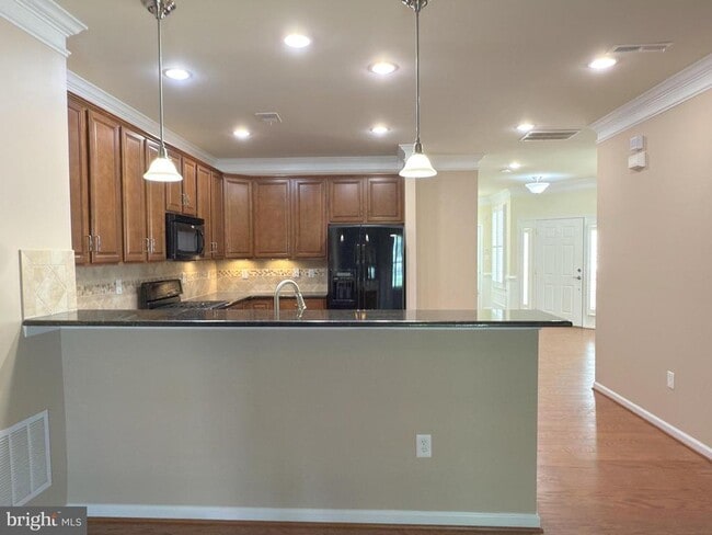 Building Photo - 44342 Oakmont Manor Square