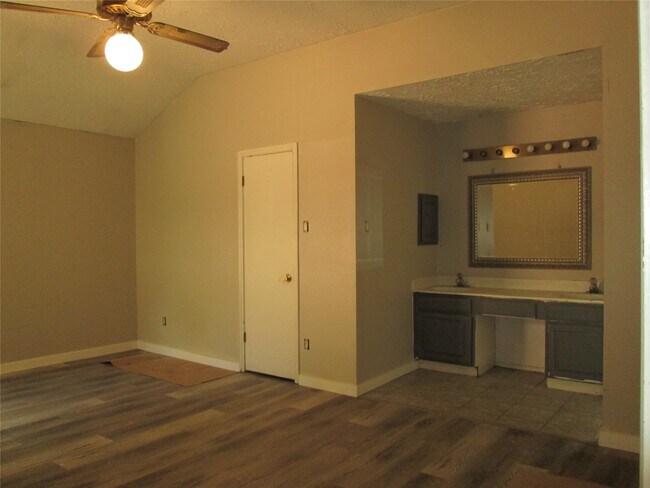 Building Photo - 2506 Portland Dr