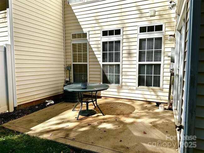 Building Photo - 7946 Mariners Pointe Cir