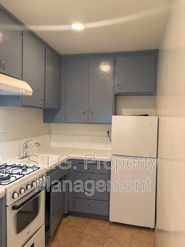 Primary Photo - 220 W Spazier Ave