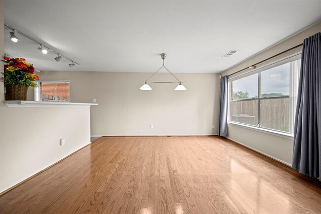 Building Photo - 8016 Golf Green Cir