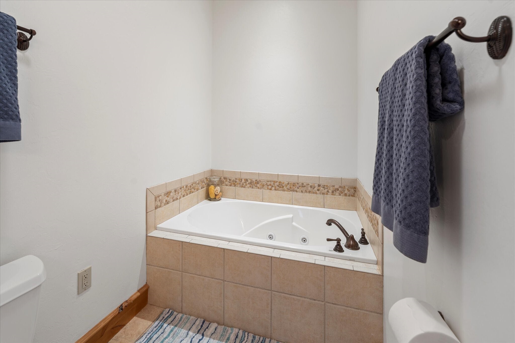 Primary Jetted Tub - 150 Adams St